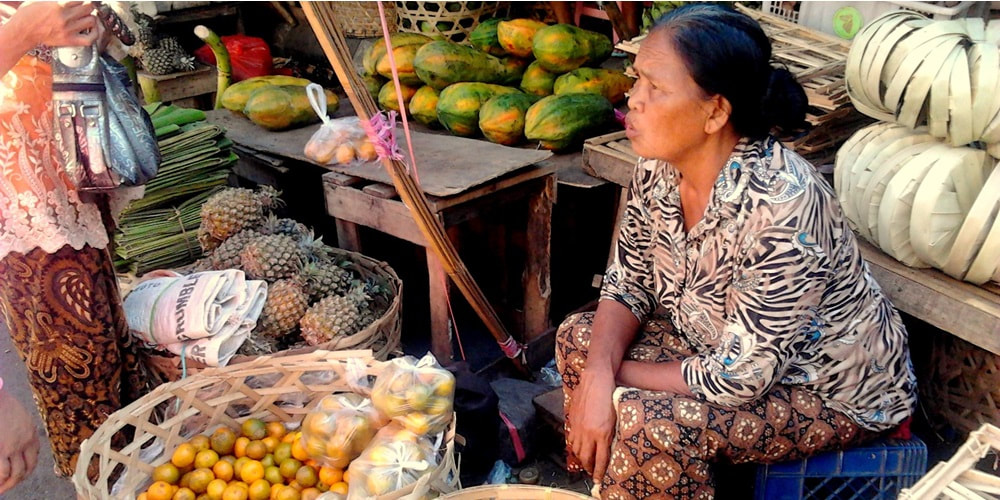 Market in Bali, photo by Irene from Pixabay.