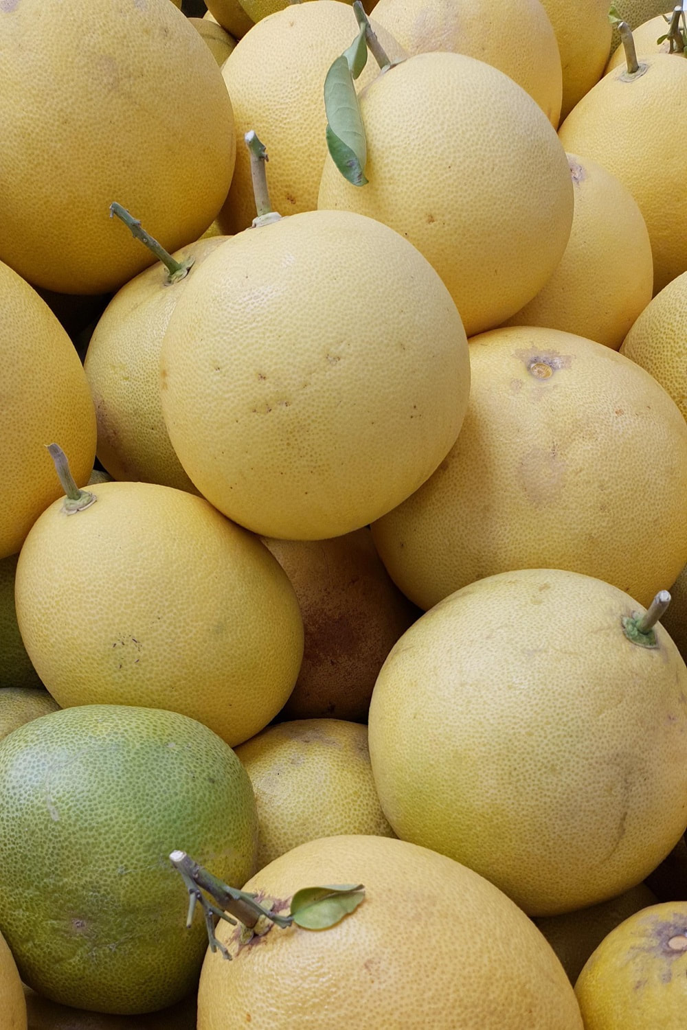 Yellow pomelo, photo by M. Majed from Pixabay.