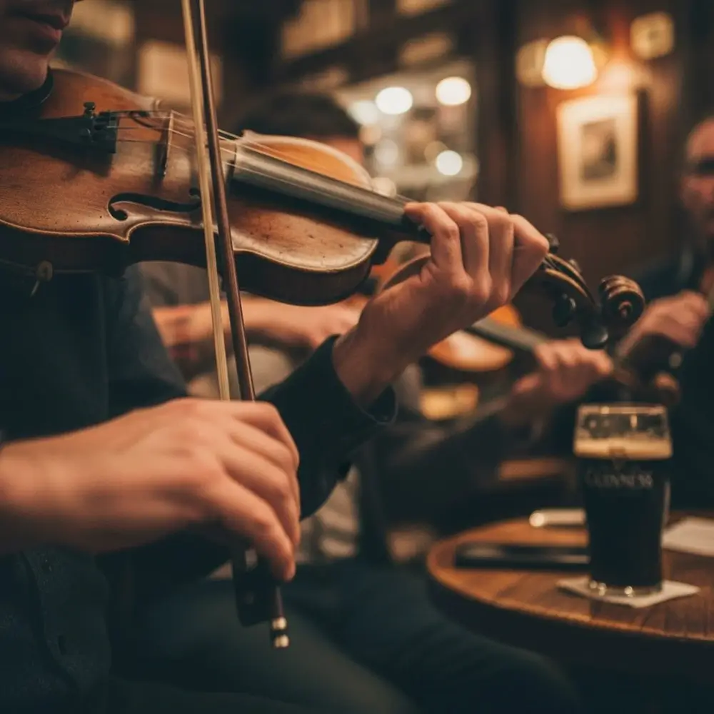 Tangan musisi memainkan fiddle dalam Dublin pub session.