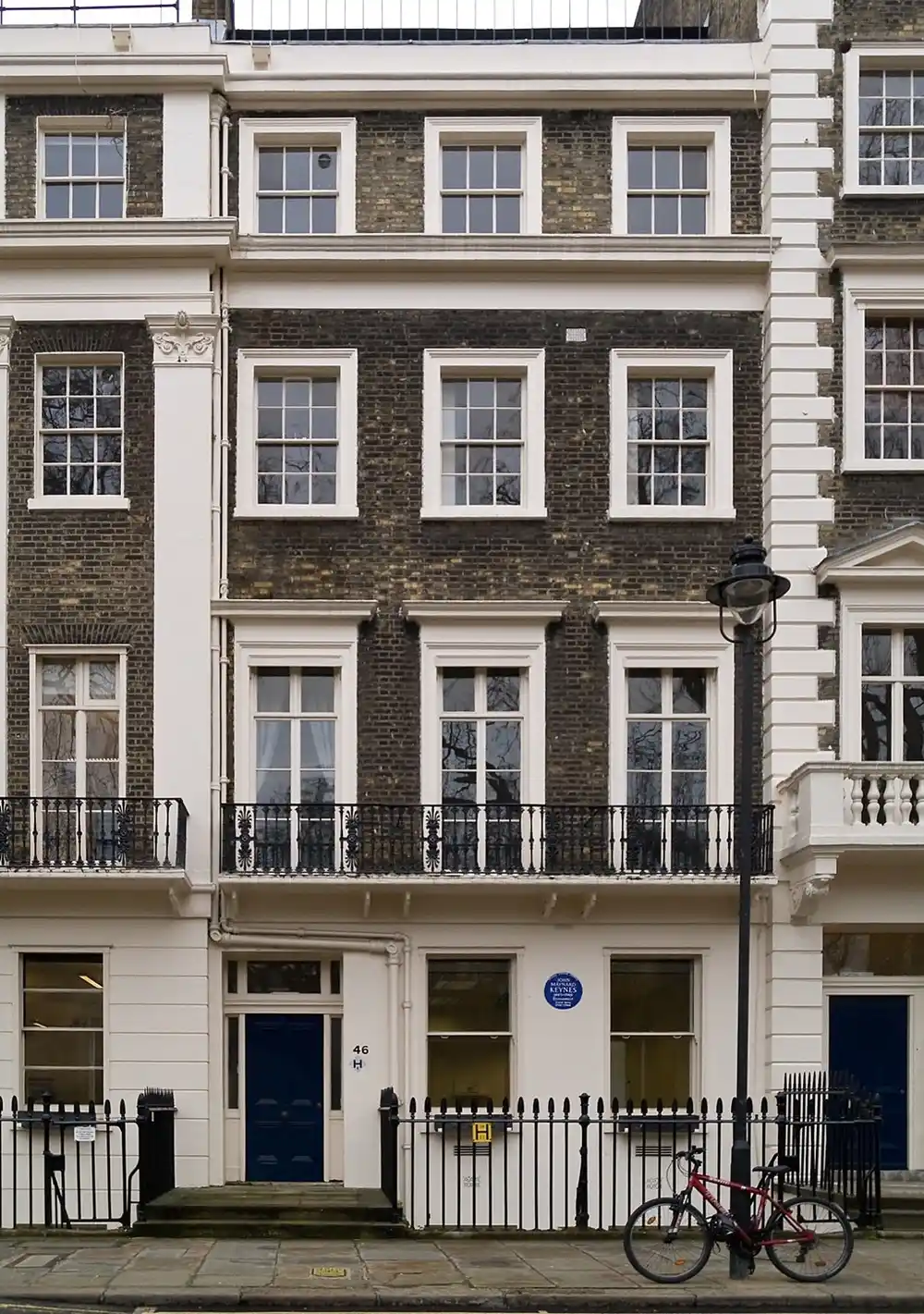 Historic townhouse at Gordon Square, 46 in London with blue plaque marking Virginia Woolf’s residence.