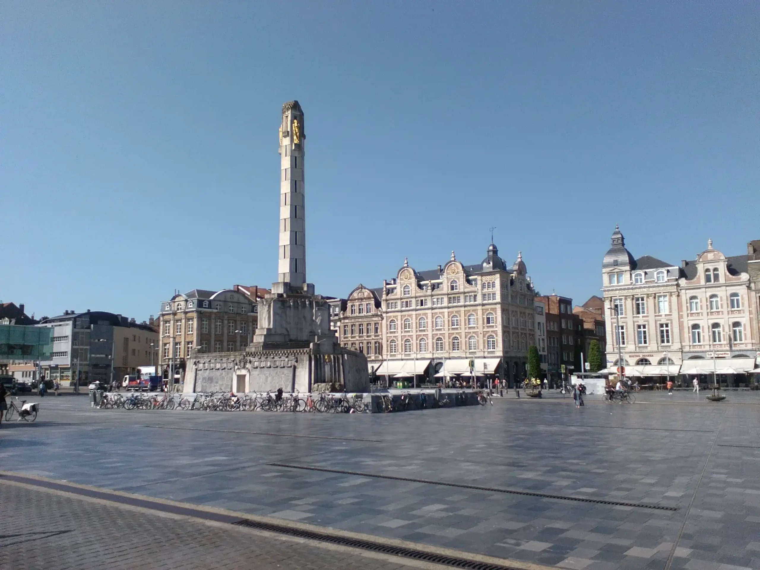 Alun-alun Place Saint-Lambert di Liège dengan kolom di tengah dan bangunan bersejarah.