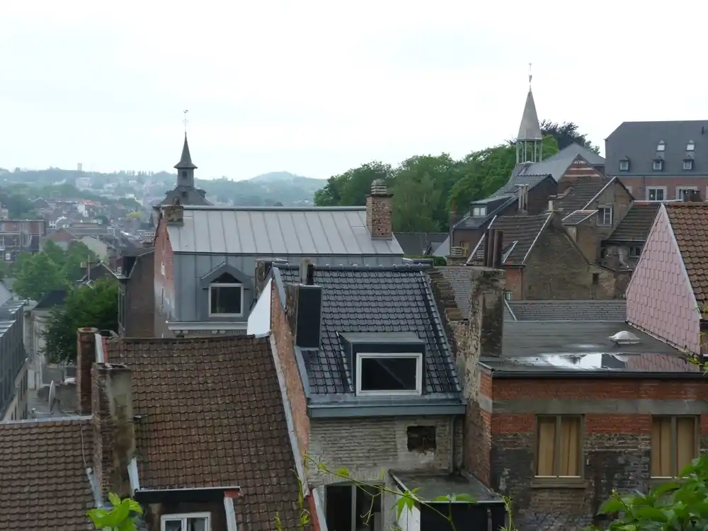 Pemandangan atap dan menara gereja di Liège dari atas.